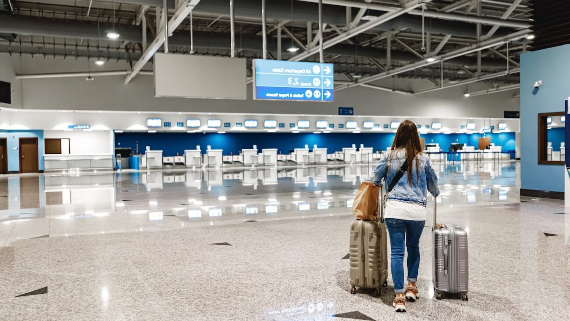 seguro médico y maleta para viaje