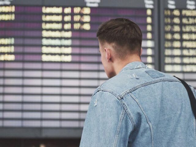 Qué exigir legalmente si tu vuelo se cancela o retrasa